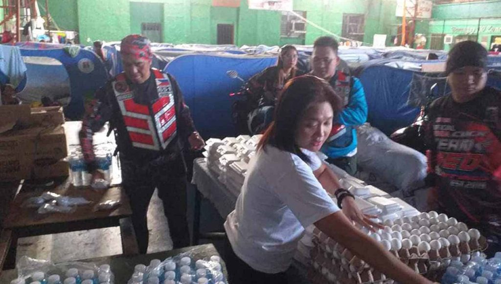 people preparing relief goods for the fire victims